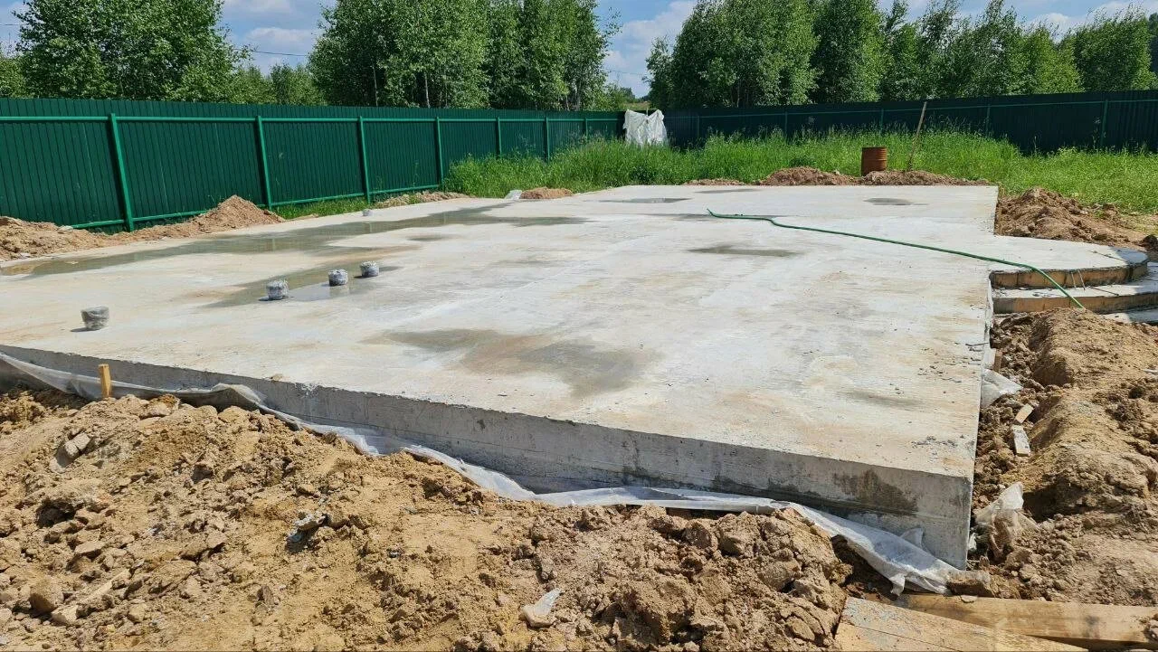 Готовая бетонная плита после укладки и выравнивания